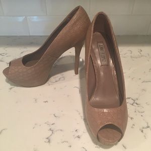Jennifer Lopez Mauve Pumps